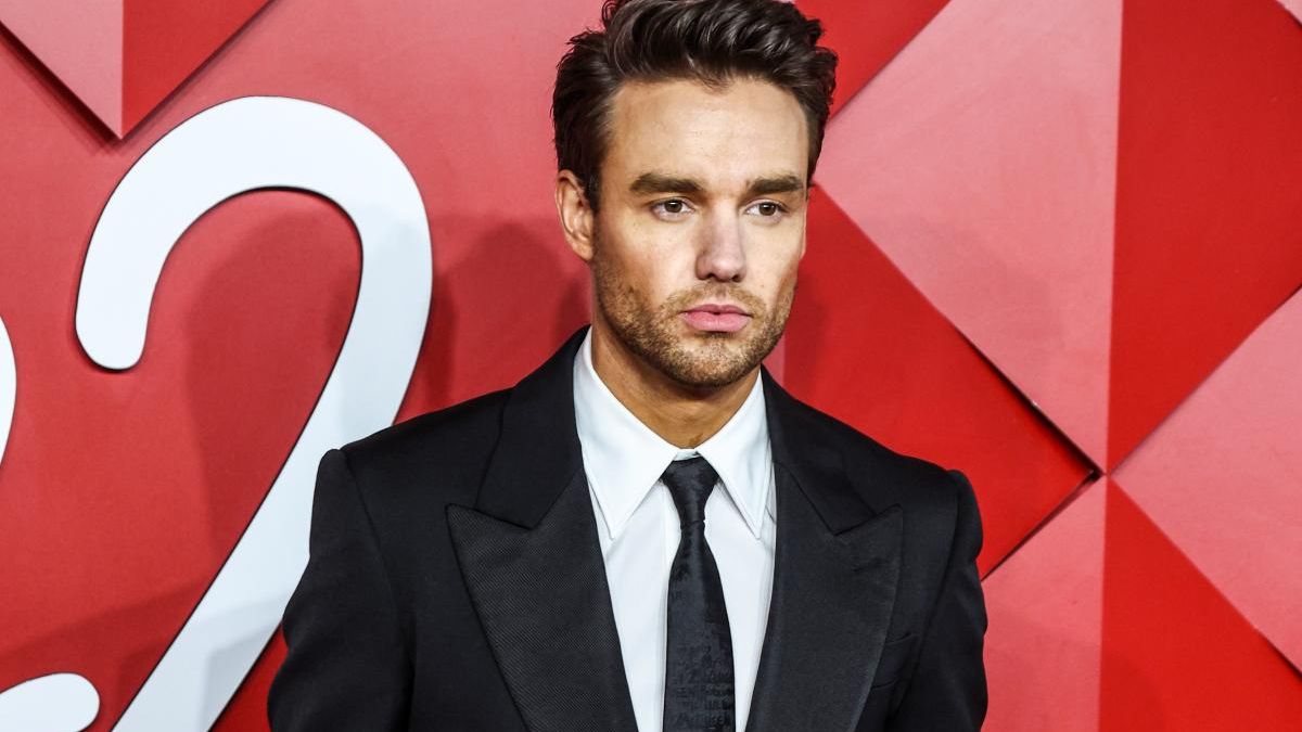 El padre de Liam Payne da las gracias a los fans durante el homenaje en el hotel donde murió