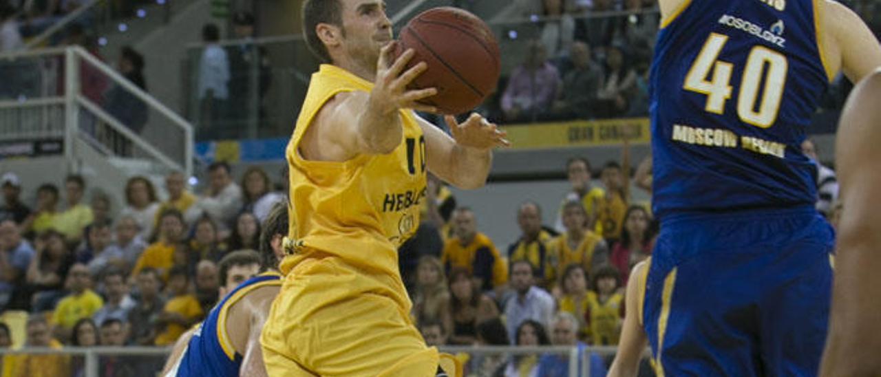 Urtasun intenta lanzar a canasta ante Davis en la final de la Eurocup.