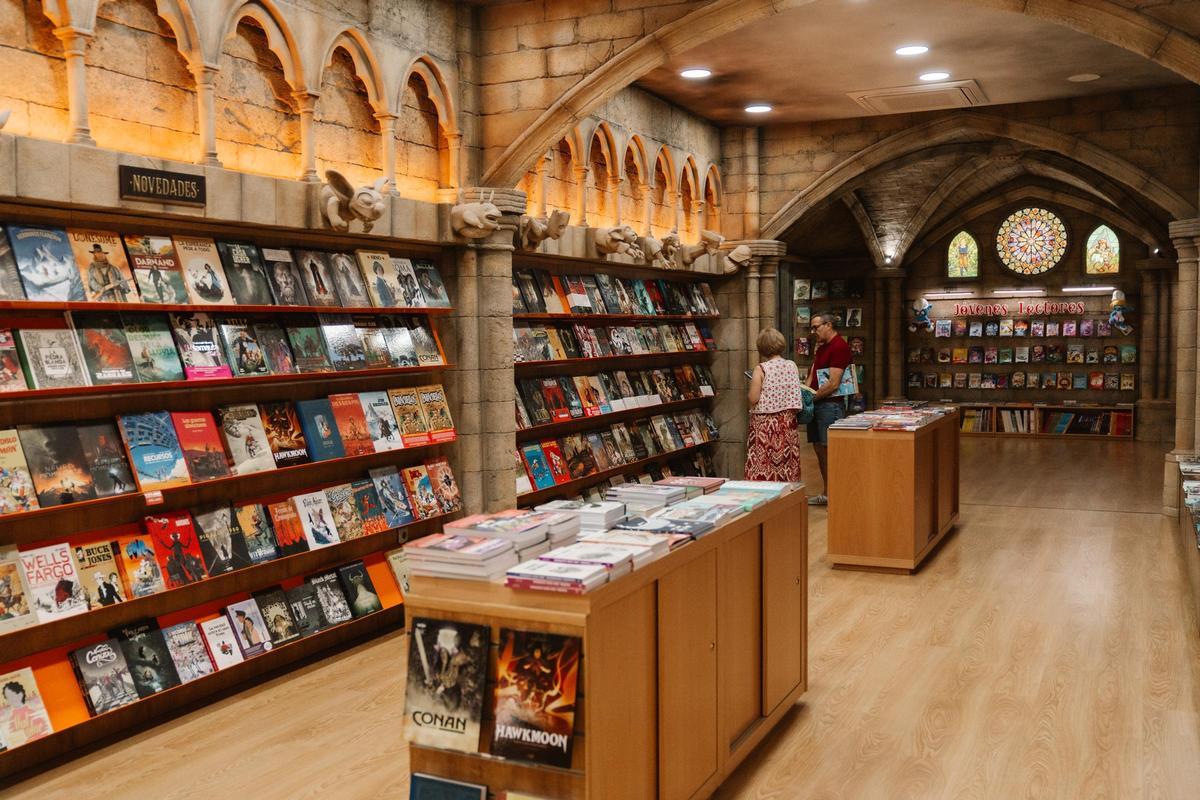 Akira Cómics, la tienda del Barrio del Pilar galardonada con el premio Eisner a la mejor librería de tebeos del mundo.