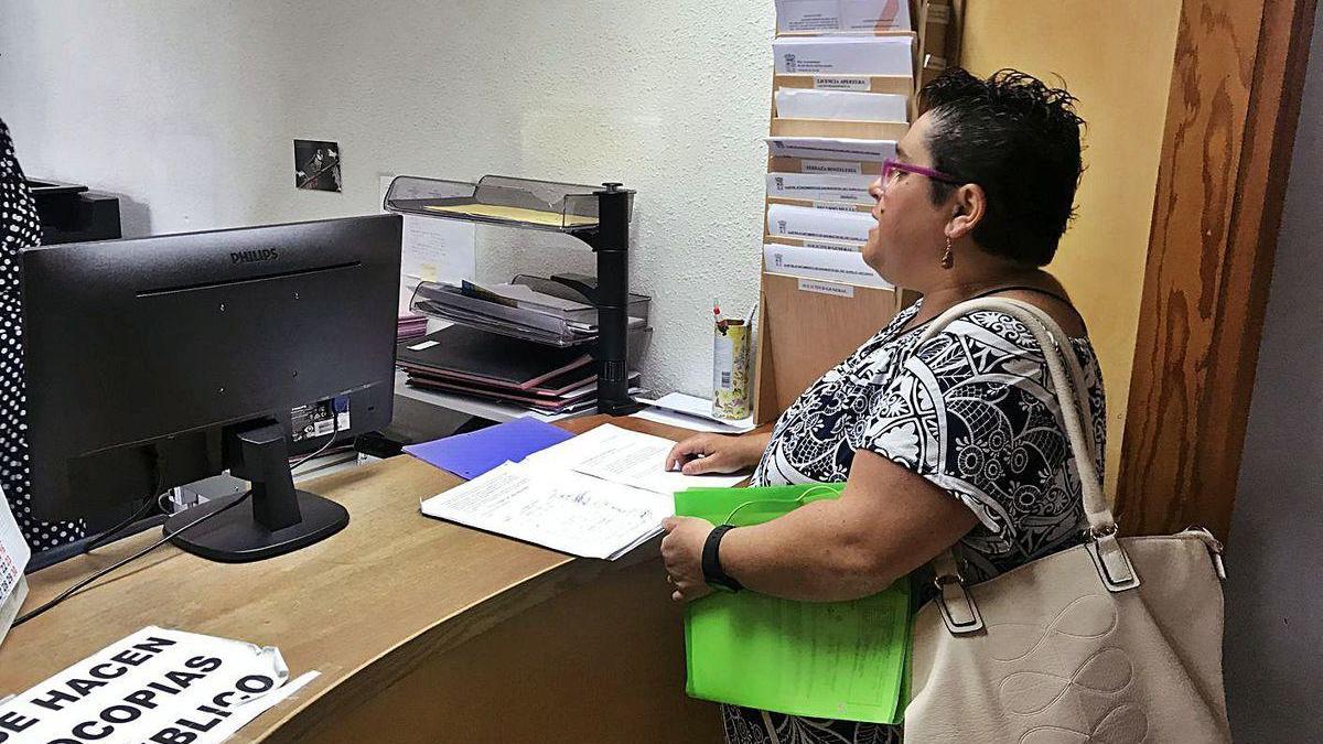 Una vecina entrega unos documentos en el Registro municipal de San Martín.