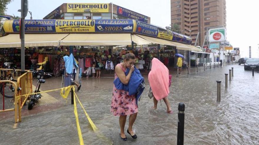 Una de las calles de Benidorm que quedó ayer anegada por las lluvias.