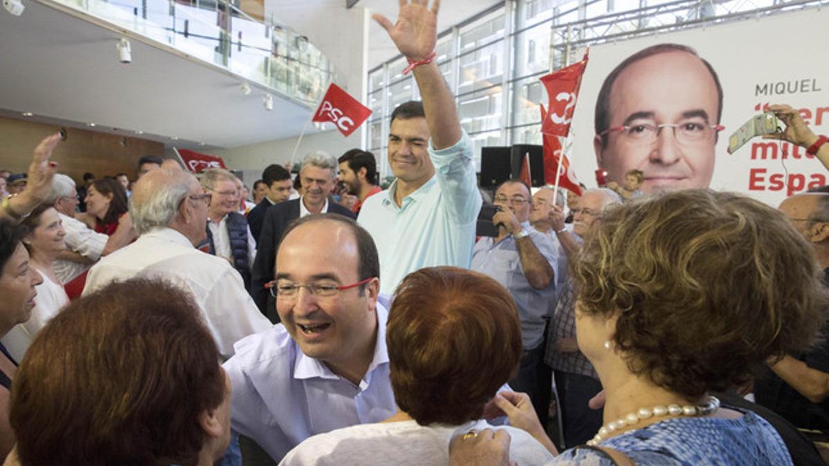 El candidato socialista al 27-S, Miquel Iceta, y el líder del PSOE, Pedro Sánchez, en un mitin del PSC en Girona.
