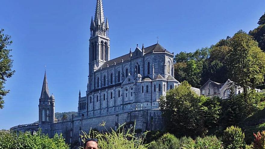 Un hostelero gijonés peregrina a Lourdes para poder ver a su hija