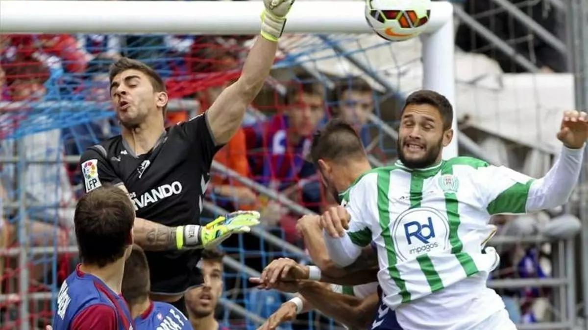 Florín pugna por un balón aéreo durante el cruce de la 14-15 ante el Eibar en Ipuría, en la última visita.