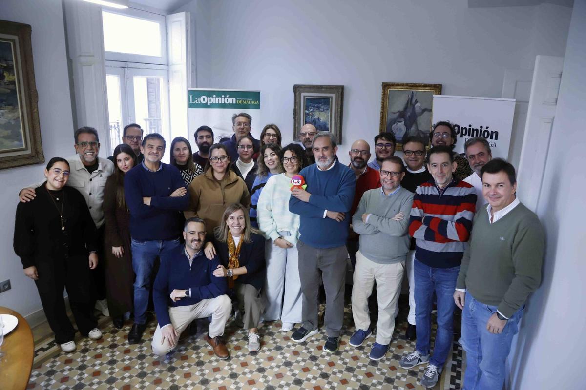 La redacción del diario La Opinión de Málaga, posa con la muñeca Nica, dentro de la campaña El Viaje de Nica, organizado por Prensa Ibérica para visibilizar las enfermedades raras