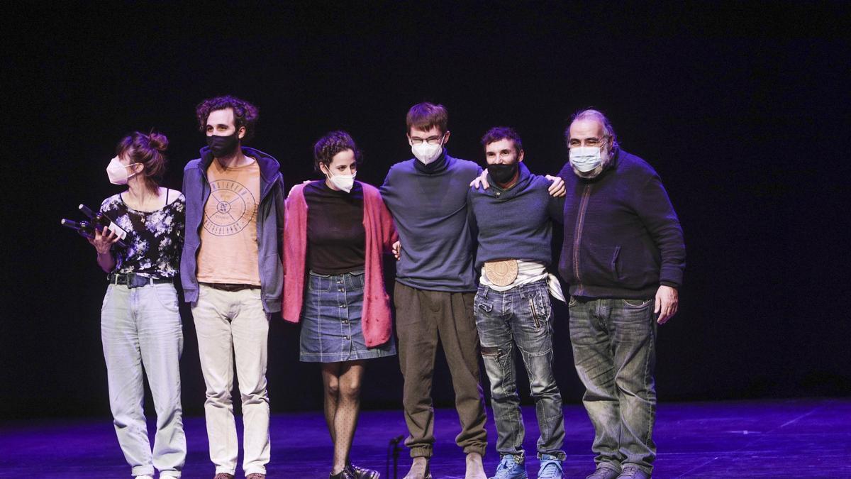 Ingold (izda.) y Molina (2º dcha.), ayer, con los actores que interpretaron sus textos.