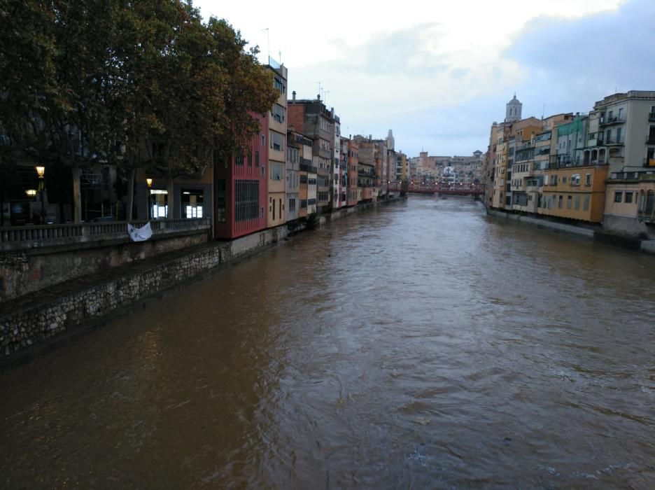 Així de ple passa el riu Onyar, avui divendres, per Girona