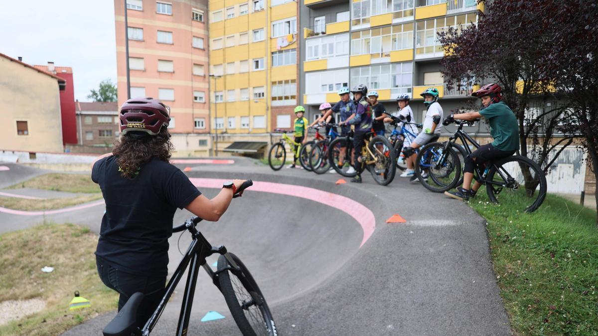 Clases de pumptrack en Villalegre.