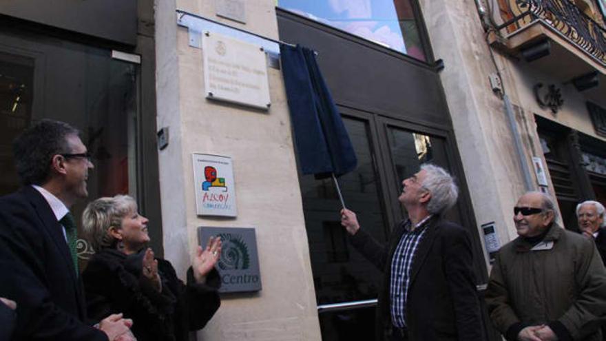 Carlos, hijo del compositor, descubre la placa conmemorativa en la casa natal de su padre.