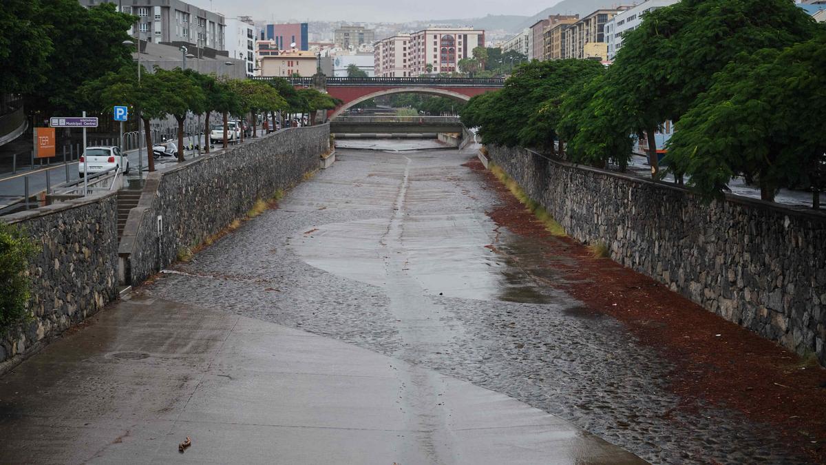 El agua vuelve a correr por el barranco de Santos tras el paso de 'Hermine'