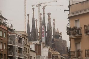 Pancarta de ’SOS, AVE pel litoral’, en una torre de la Sagrada Família el juny del 2010.