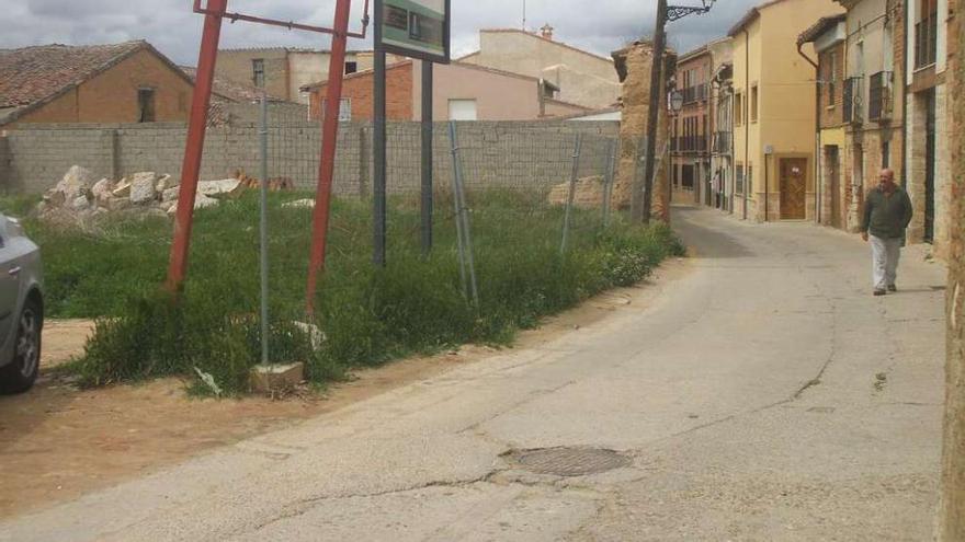 Un hombre pasea junto al solar abandonado, ubicado entre las calles Bustos y Virgen. Foto