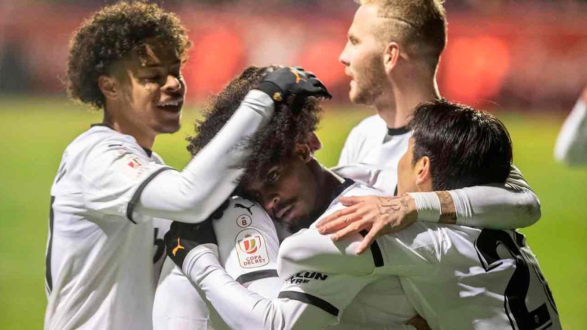 Los jugadores del Valencia celebran uno de los goles al Yeclano