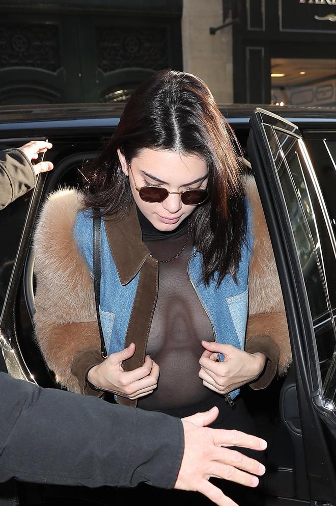 Kendall Jenner oculta lo que hay debajo de su chaqueta