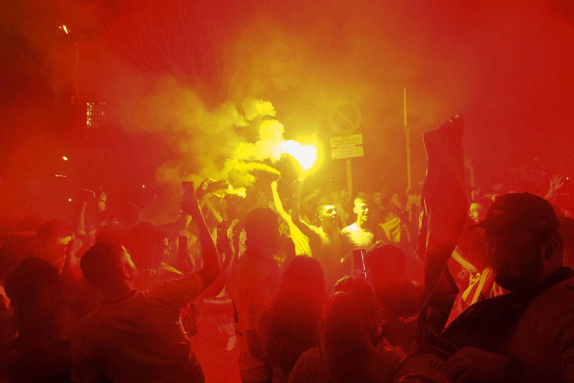 Los aficionados de la UD Las Palmas reciben la guagua con los jugadores antes del derbi