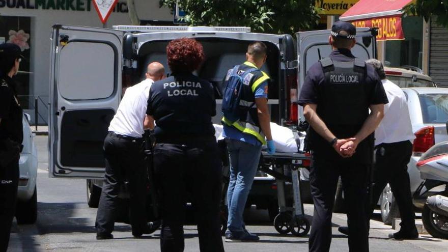 Trasladan el cadÃ¡ver de una de las dos personas fallecidas.