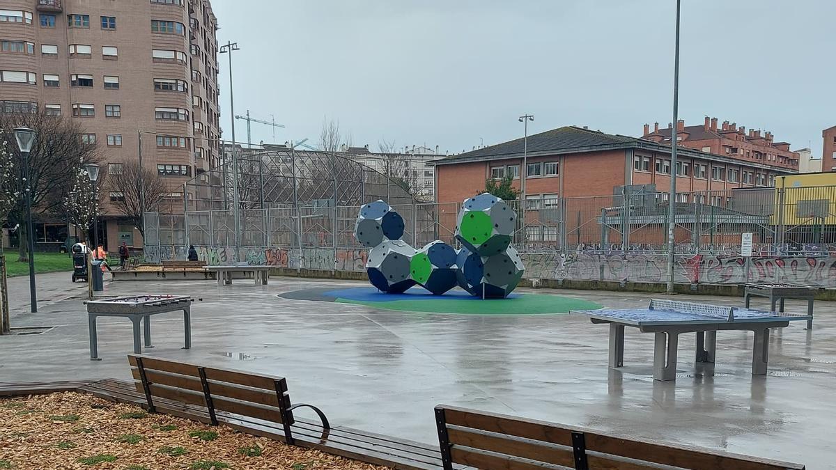 La nueva zona de juegos junto al parque gijonés de Laviada, lista para su uso