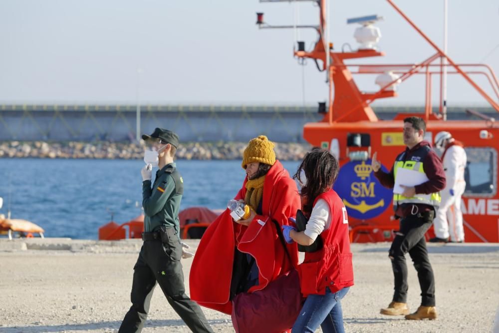 Guardia Civil, Cruz Roja y Salvamento Marítimo han puesto en marcha el protocolo para recepcionar a 24 personas rescatadas en el mar y que ocupaban una patera. 20 hombres y cuatro mujeres