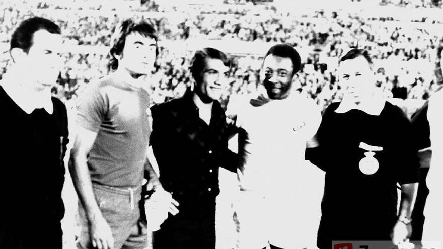 Violeta, Perico Fernández y Pelé en un amistoso en La Romareda entre el Santos y el Real Zaragoza en 1974