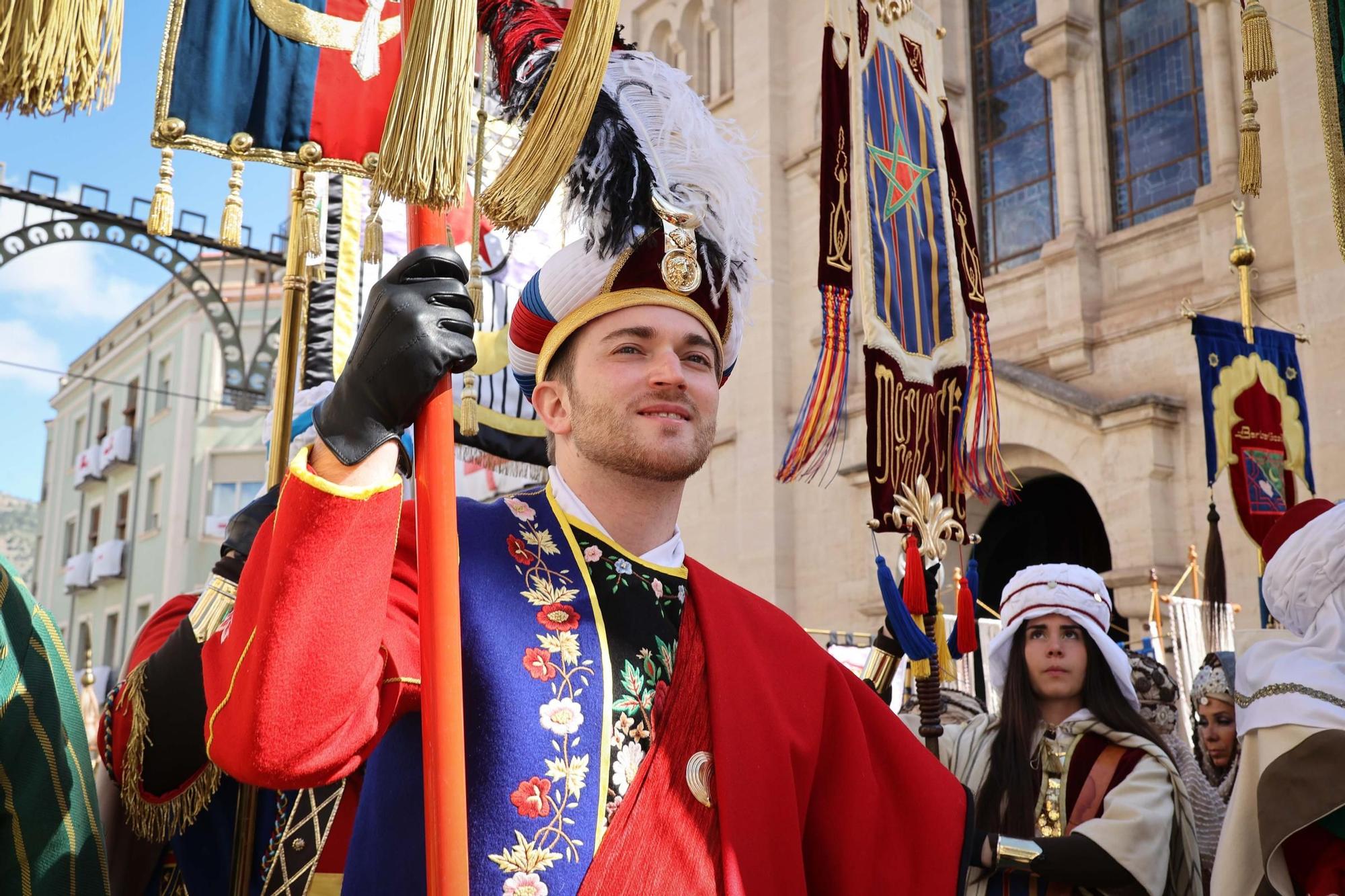 El Sant Jordiet entre claveles en la procesión de la Reliquia