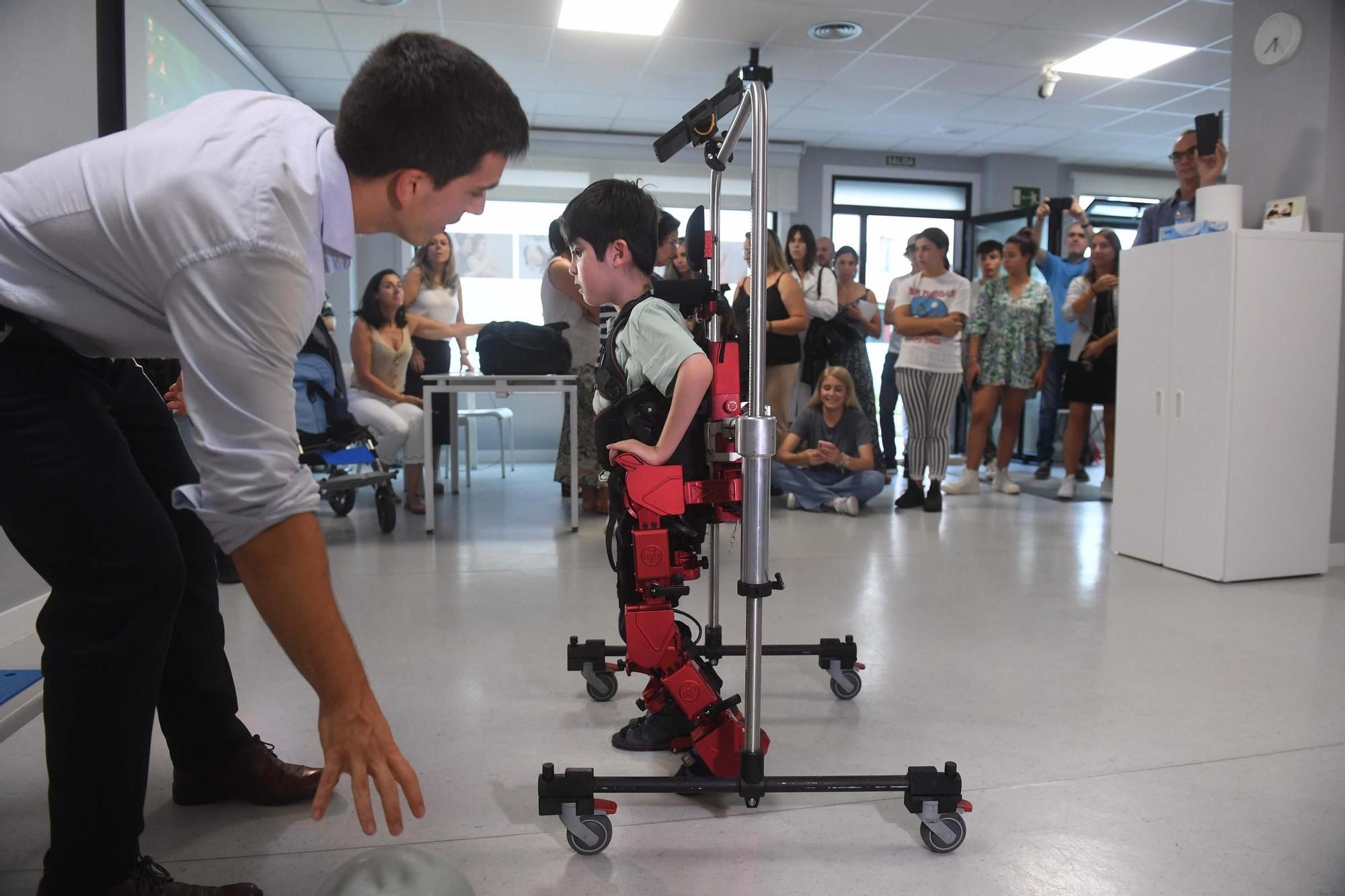 Darío y Tiago prueban en A Coruña el primer exoesqueleto para niños