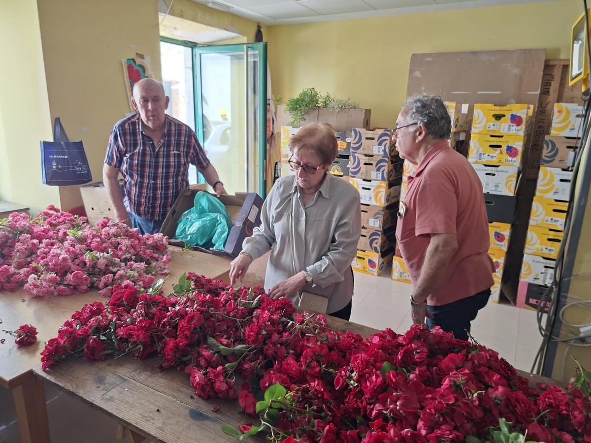En imágenes: Los artistas florales de Castropol encaran la recta final para el Corpus Christi