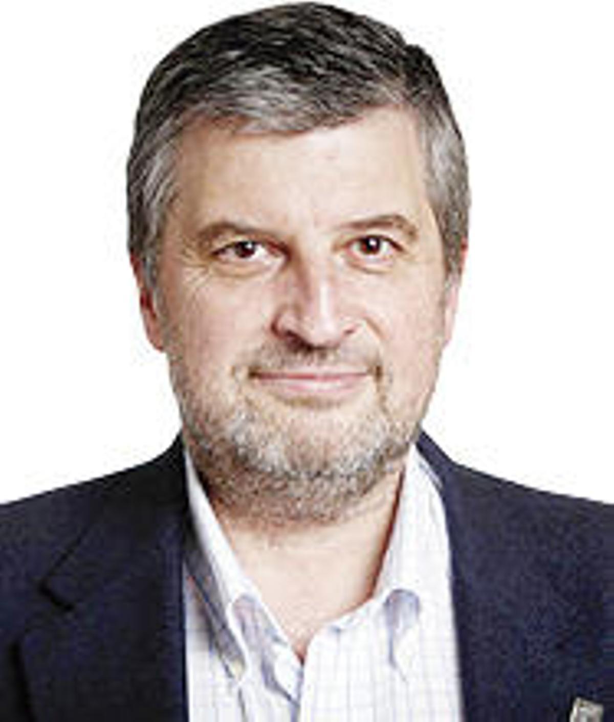 Denis encara a Siovas perseguido por Kevin Rodrigues. // R. Grobas
