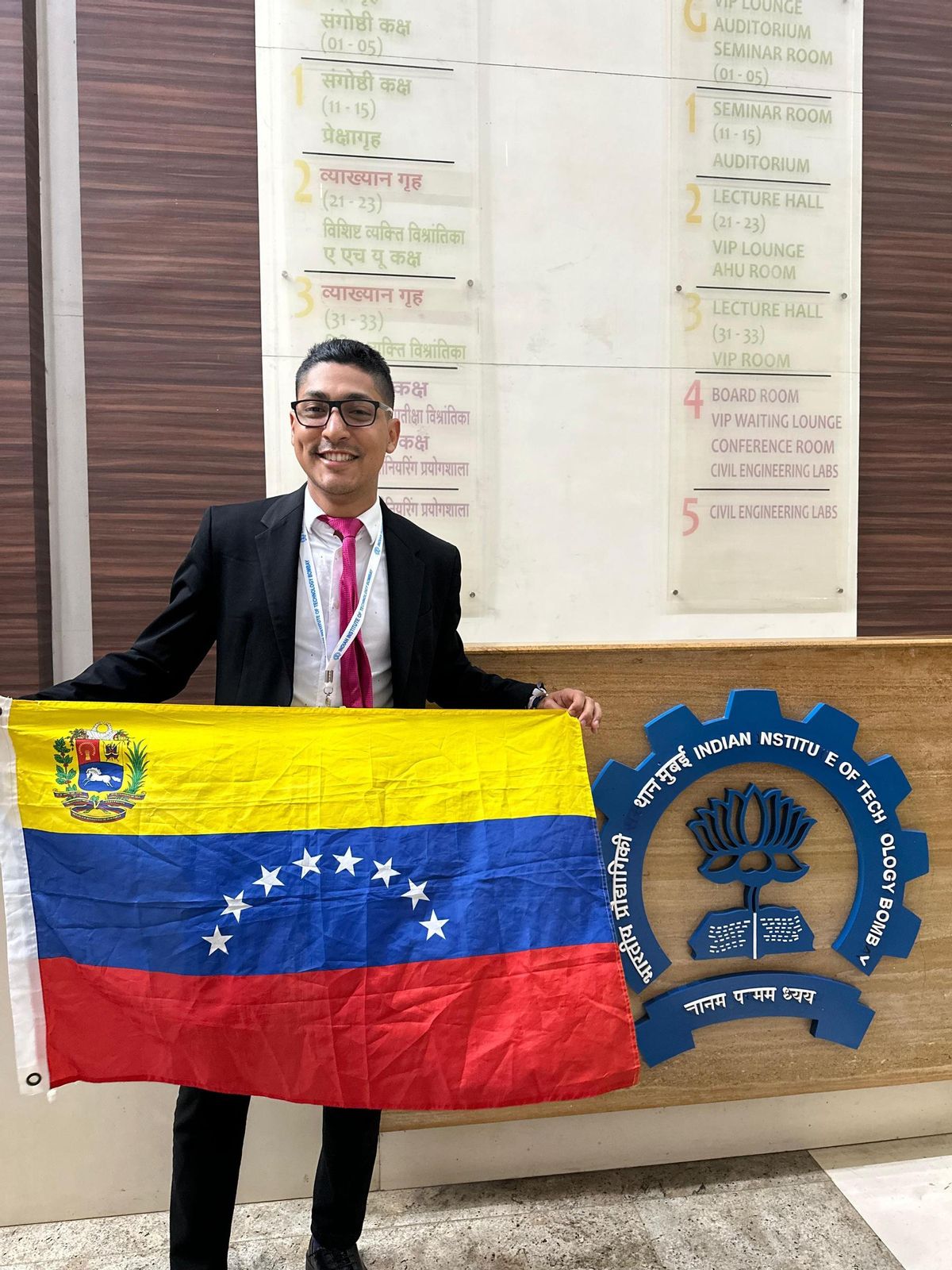 Miguel Ángel, con la bandera de su país, en la IIT de Bombay.
