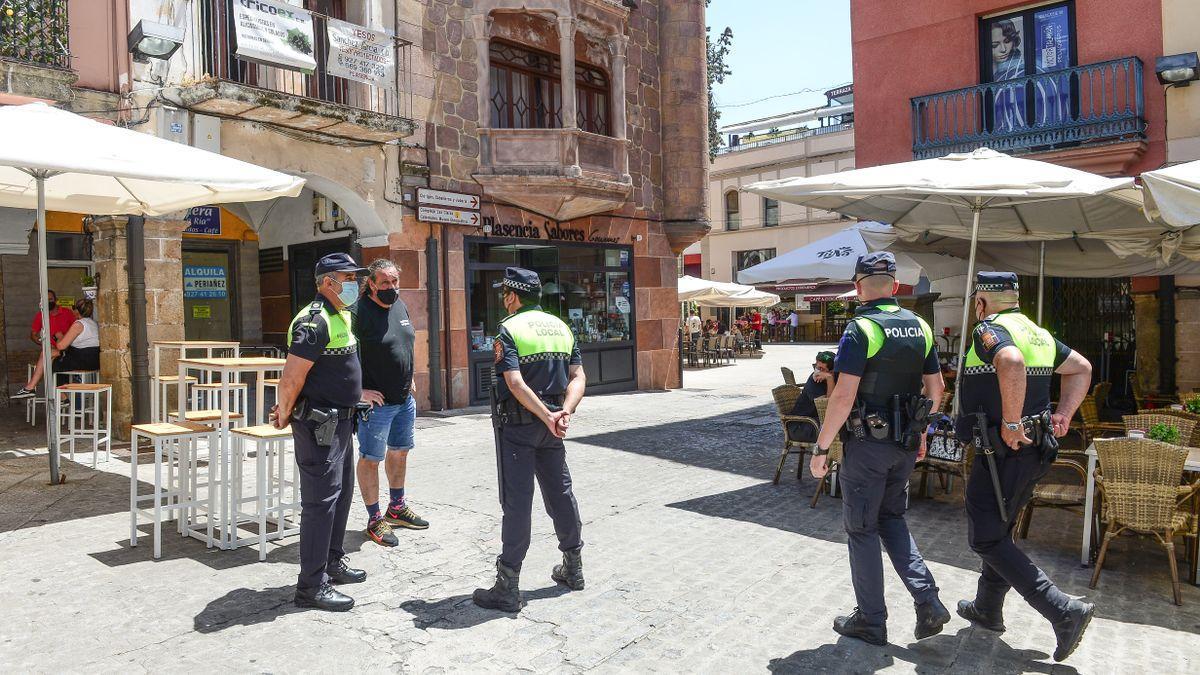 Policías locales, de patrulla en la plaza Mayor de Plasencia.