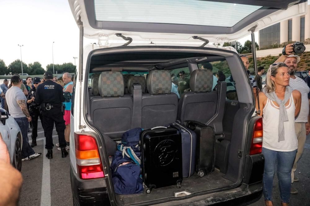 Los taxistas del aeropuerto suspenden sus servicios en protesta por la piratería