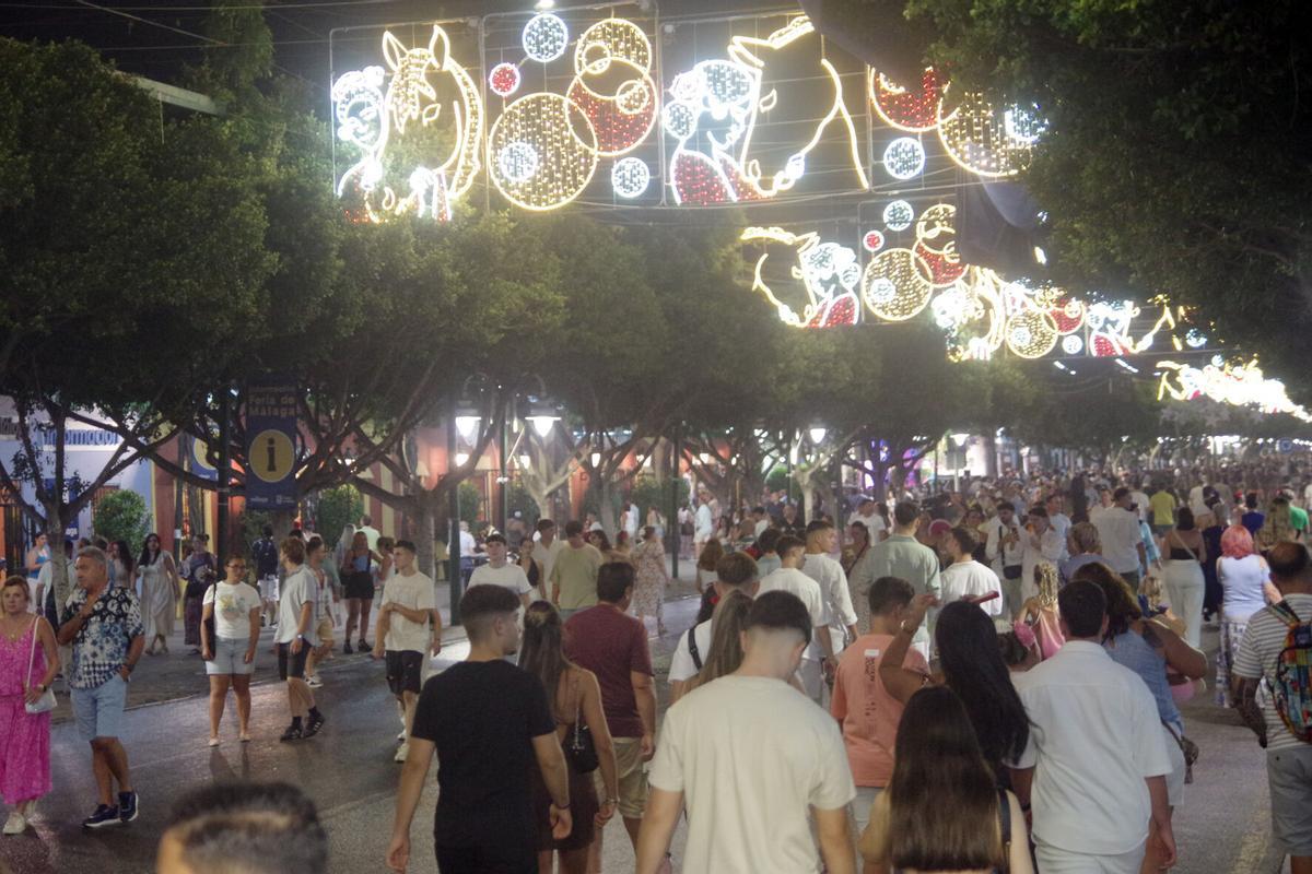 Ambiente del Real del Cortijo de Torres la primera noche de la Feria de Málaga de 2025