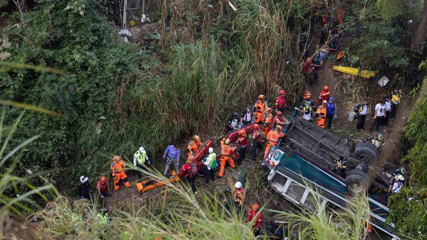 Aumentan a 51 los muertos en accidente de un autobús que cayó por un puente en Guatemala
