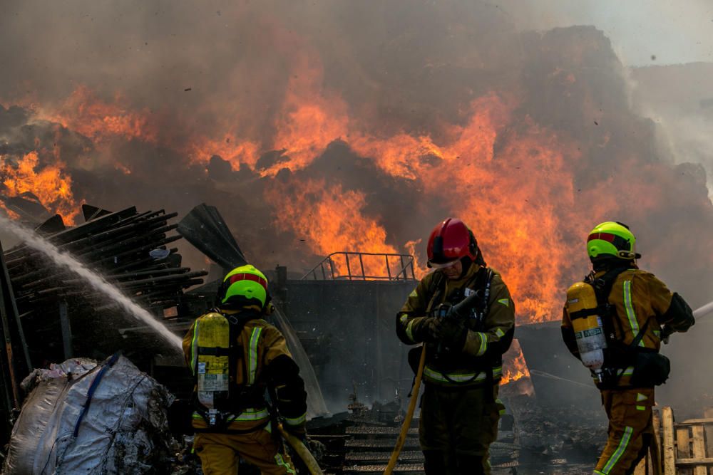 Incendio en el polígono de Carrrús en Elche