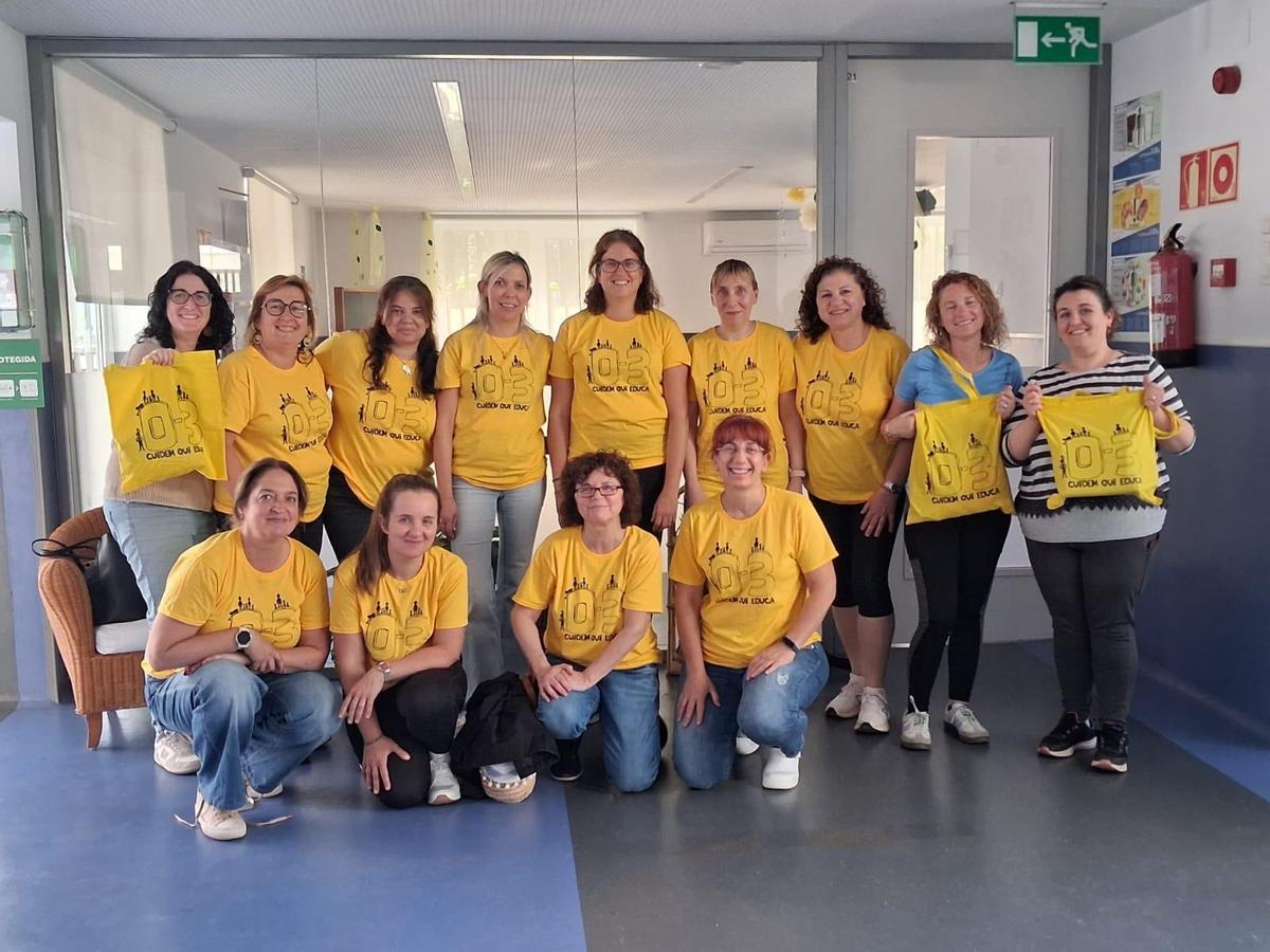 El claustro de la EEI Toninaina no ha podido acudir a la concentración en Palma pero la ha apoyado con camisetas amarillas.