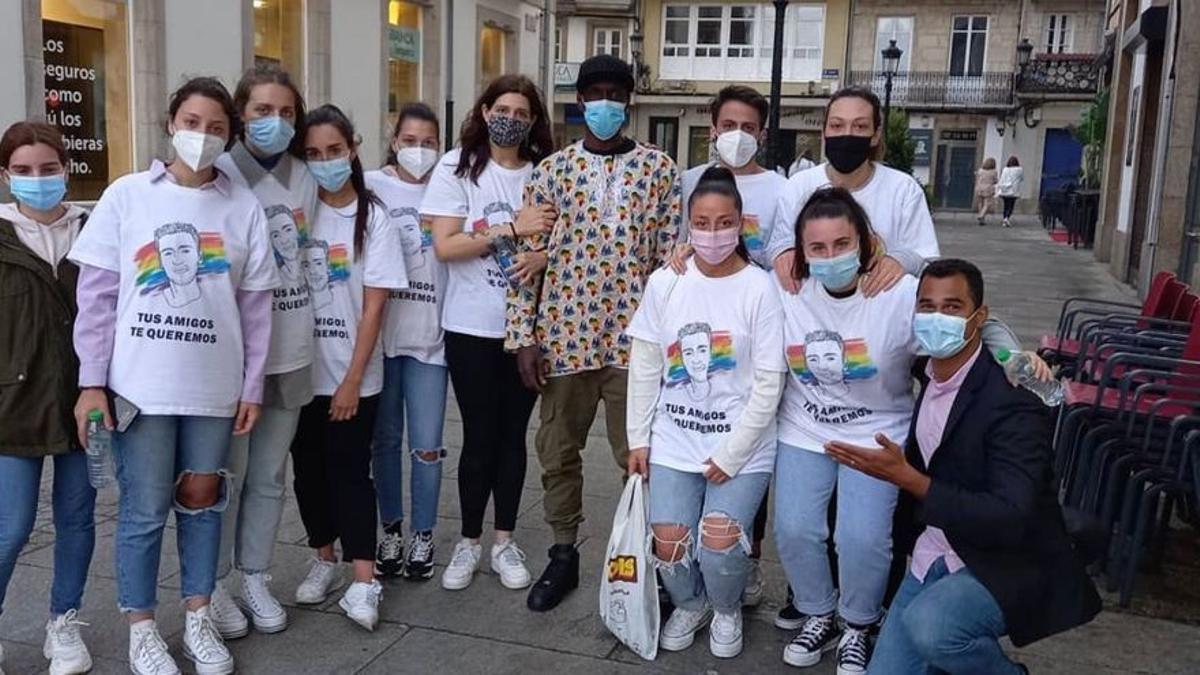 Las amigas de Samuel Liz, junto al joven senegalés que trató de evitar la agresión