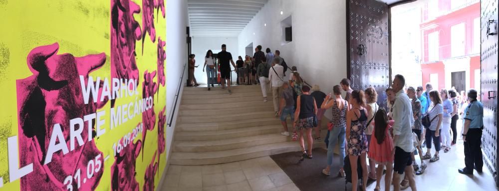 Largas colas en el Museo Picasso para despedir a Warhol