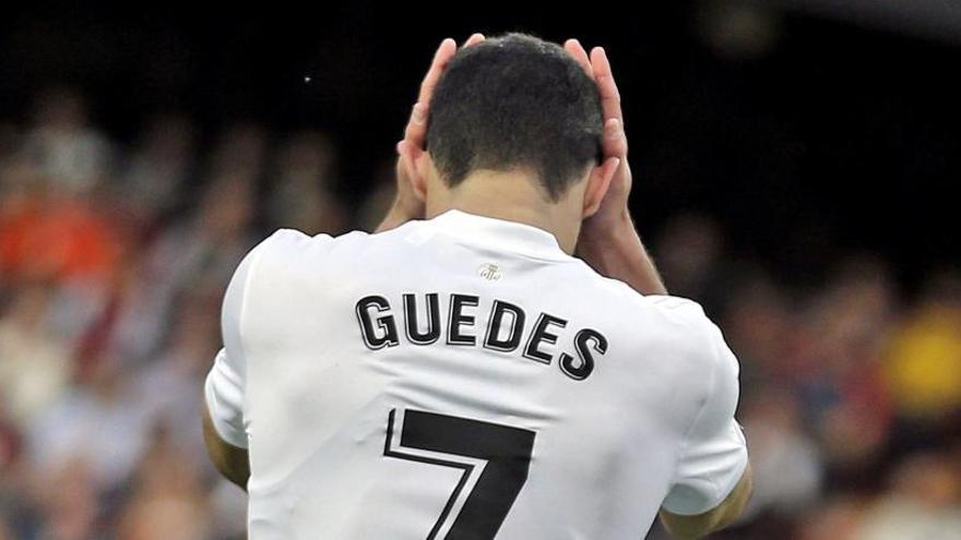 El delantero portugués del Valencia CF, Gonçalo Guedes, se lamenta de una ocasión fallida ante el Getafe