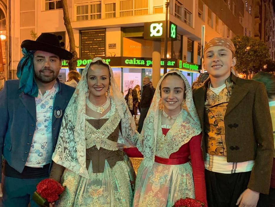 Las falleras de 2018 regersaron a la ofrenda un año después pero con sus comisiones. Como Mireia Bazaga y Lola Palanca de Doctor Olóriz