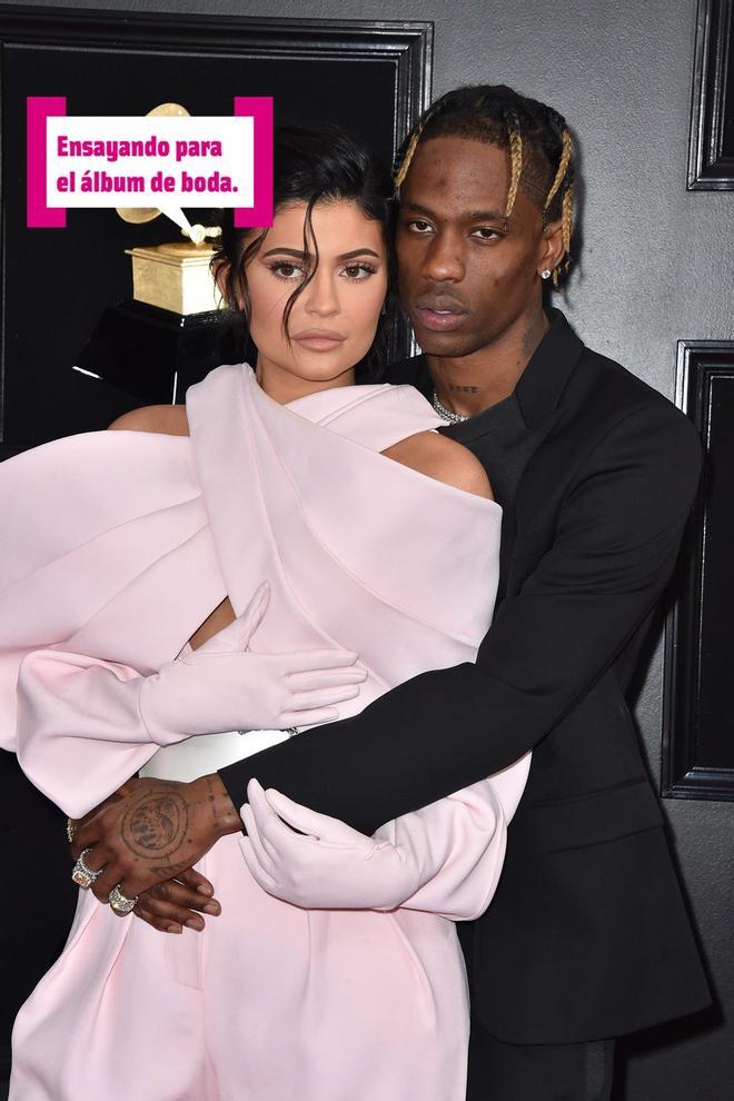Kylie Jenner y Travis Scott en la alfombra roja de los Grammy 2019
