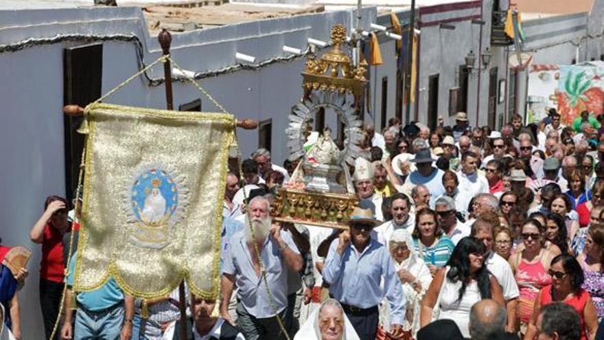 Los vecinos portan la imagen de la Virgen por las calles aledañas al santuario de La Vega. | carlos de saá