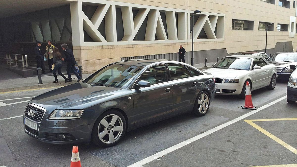 Some of the luxury cars intervened, in front of the Alicante Police Station on the day of the operation. | SLIM Some of the luxury cars intervened, in front of the Alicante Police Station on the day of the operation. | SLIM