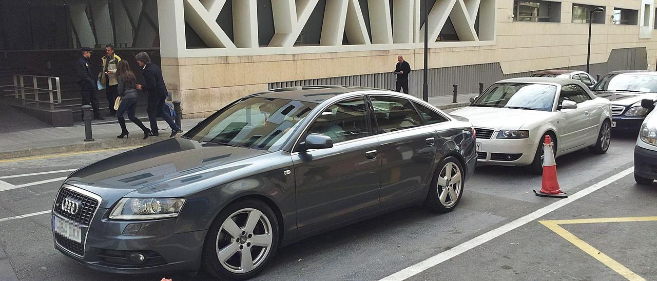 Algunos de los coches de lujo intervenidos, frente a la Comisaría de Alicante el día de la operación. | DELGADO