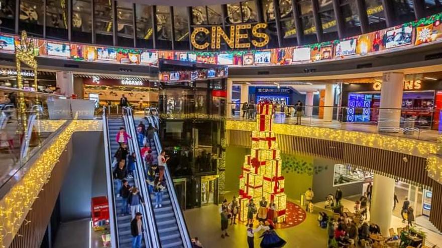 Parque Principado enciende la Navidad, con un árbol gigante de regalos y un "Puente de los deseos"
