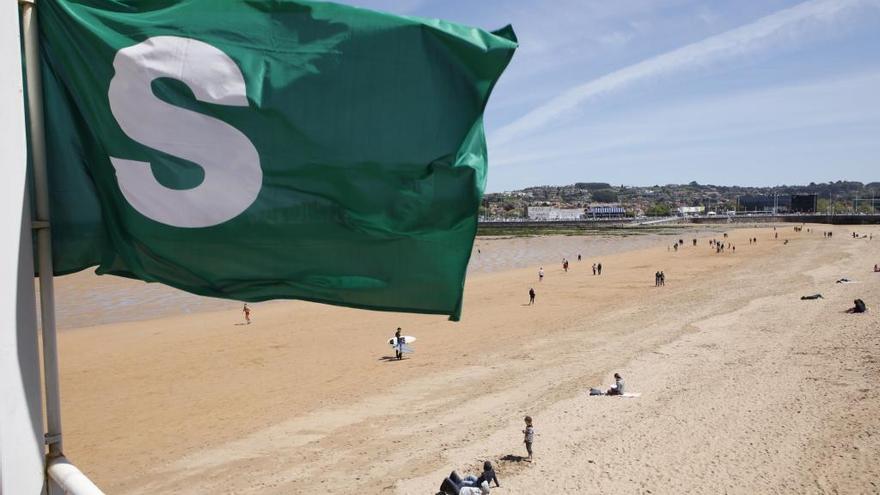 La bandera verde ondea en la playa de San Lorenzo esta mañana