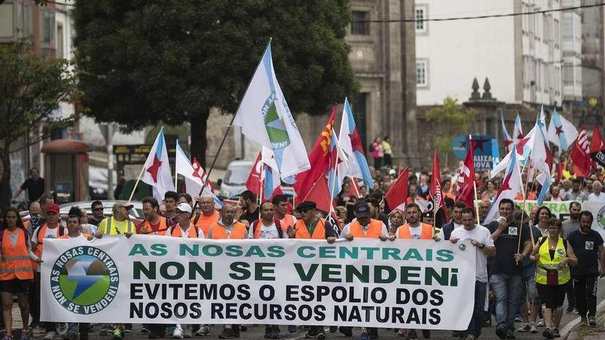 Manifestación de trabajadores de Ferroatlántica por las calles de Santiago a principios de este mes.