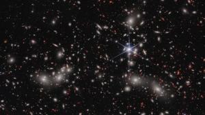 Una vista del cosmos iluminado por innumerables estrellas, en este caso desde la región de Abell 2744 o Cúmulo de Pandora. Los científicos están revelando al detalle cómo se encendió por primera vez el Universo.