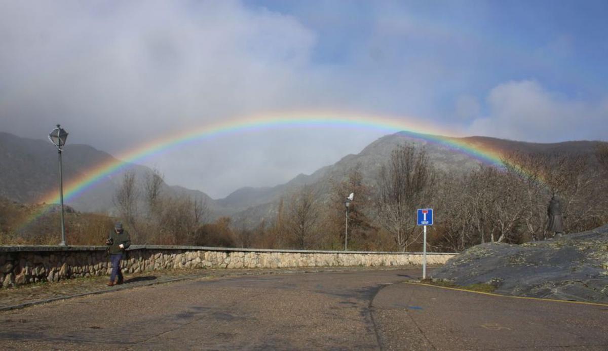 Las inmediaciones del Lago, ayer con un espéndido arcoiris. | A. S. 