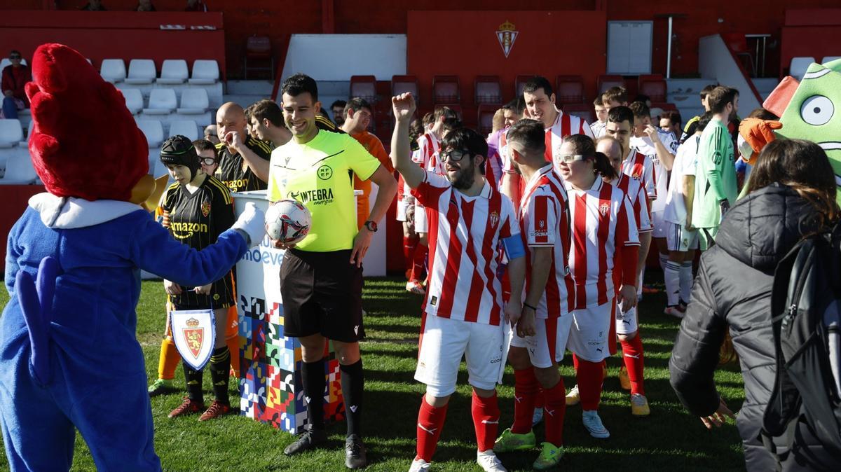 Los jugadores del Sporting Genuine, esta mañana, en Mareo.
