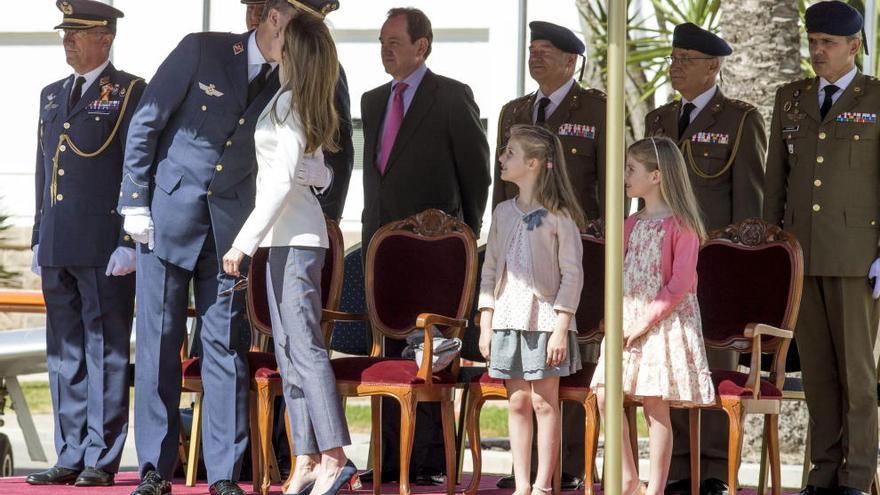 Los Príncipes de Asturias, Felipe y Letizia, junto a sus hijas, las infantas Leonor y Sofía