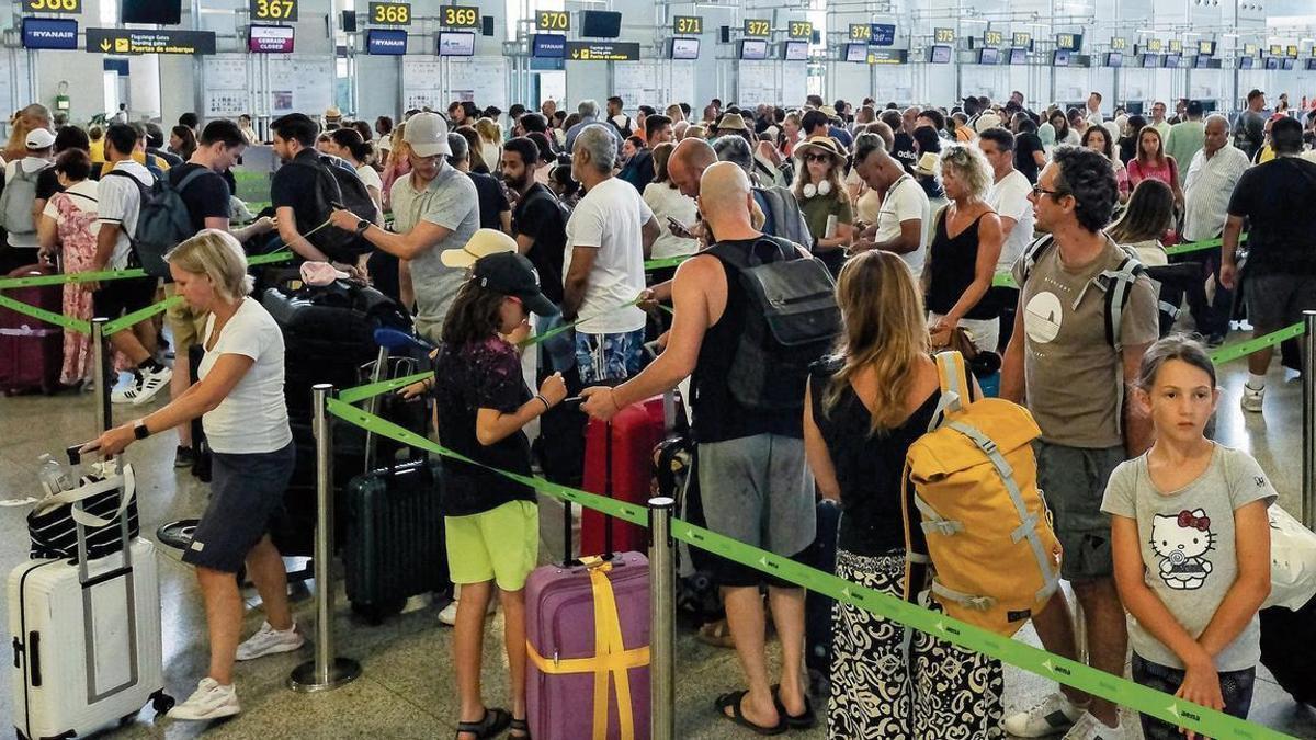 Colas de viajeros en el aeropuerto de Málaga, el pasado mes de julio.